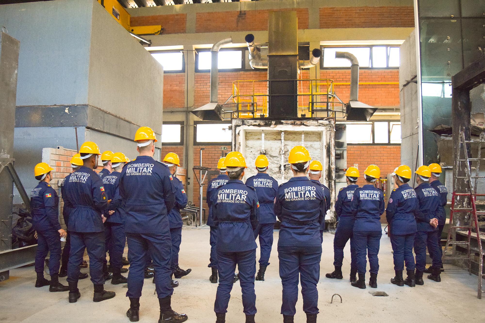 Cadetes do CBMRS em frente a forno utilizado para testes