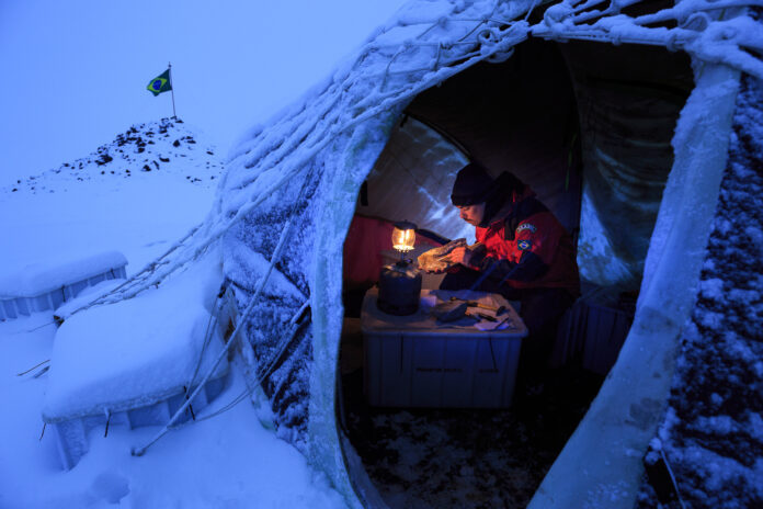 Documentário "Antártica Verde - O Alerta Climático" revela a experiência de pesquisa e vida no continente gelado